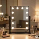 Kosmetinis makiažo veidrodis ModernHome su LED apšvietimu 30x40 cm, 12 lempučių, juodas