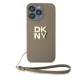 DKNY dėklas iPhone 15 Pro Max telefonui su dirželiu ant riešo, smėlio spalvos