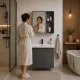 ModernHome pakabinama vonios spintelė su praustuvu ir veidrodžiu