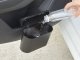 Kompaktiška automobilinė šiukšliadėžė su PUSH dangteliu ir laikikliu