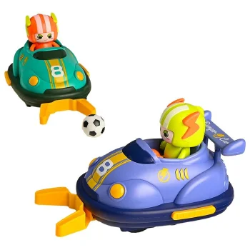 Futbolo žaidimas su nuotolinio valdymo automobiliais ir vartais