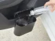 Kompaktiška automobilinė šiukšliadėžė su PUSH dangteliu ir laikikliu