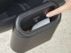 Kompaktiška automobilinė šiukšliadėžė su PUSH dangteliu ir laikikliu