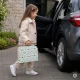 Ecotoys Medinė gyvūnų prekių parduotuvė lagamine (23 priedai)