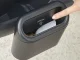 Kompaktiška automobilinė šiukšliadėžė su PUSH dangteliu ir laikikliu