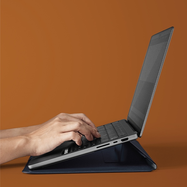 Uniq Oslo case for a 14" laptop - green