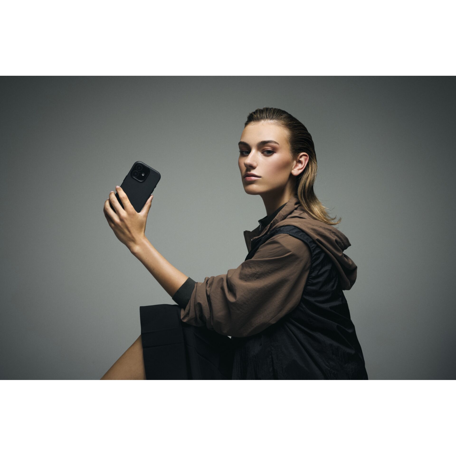 Decoded Leather MagSafe dėklas telefonui iPhone 17, juodas