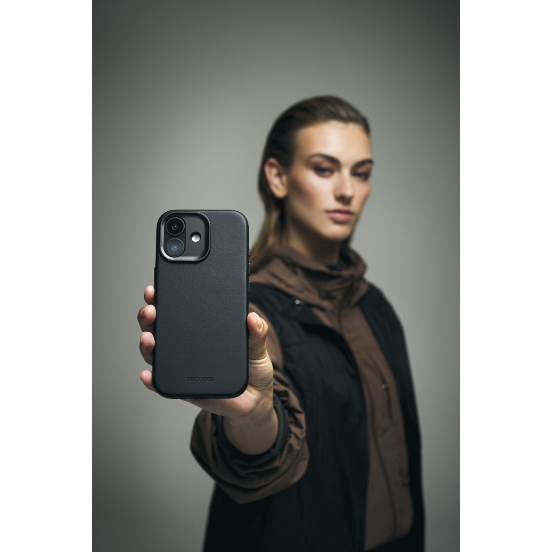 Decoded Leather MagSafe dėklas telefonui iPhone 17, juodas